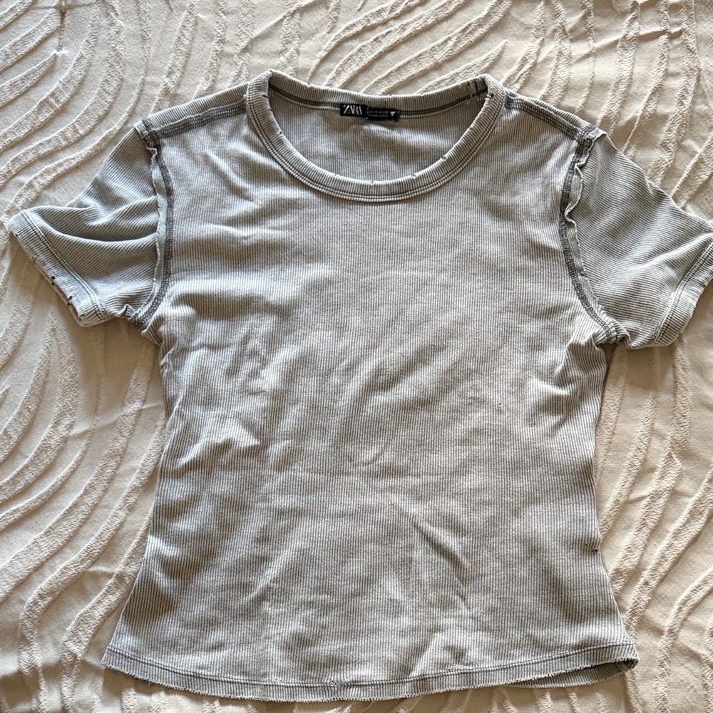Zara Ribbed Short Sleeve Tee in Light Gray